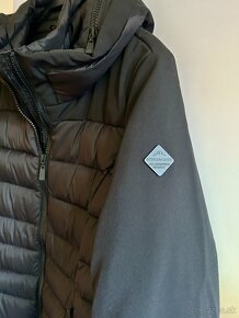 ŠPORTOVÁ VETROVKA  zn.VOLCANO č.M - 4