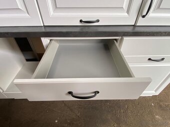 Moderná kuchynská linka bez spotrebičov - 4