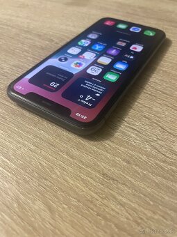 iPhone 11 / 64GB Black / Super stav - 4