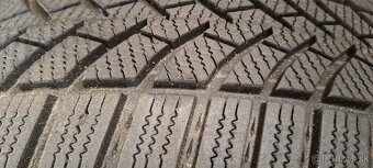 Predám 4ks pekné zimné 195/55r20-95H Semperit - 4