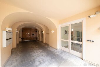 2-kancelária 44,4m2 s možnosťou parkovania v historickej bud - 4