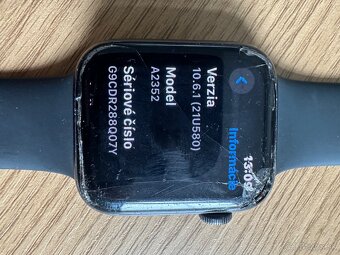Apple Watch SE (1. gen) – 44 mm + nabíjačka – poškodený disp - 4