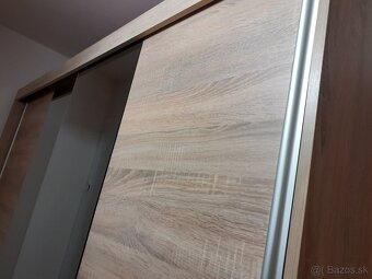 Šatníková skriňa s posuvnými dverami a zrkadlom - 4