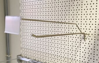 Háky na tovar a cenovkové lišty pre obchodné regály - 4