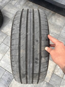 Goodyear 235/45 R19 - 4