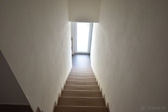 Príjemný 2-izbový byt vo Viničnom s vlastným parkovacím mies - 4