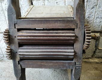 Starý ručný DRVIČ hrozna - Mlynček na hrozno - 4