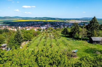 Pozemok s drevenou chatkou a panoramatickým výhľadom - 4