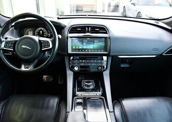 Jaguar F-Pace 30d AWD S PANO TAŽNÉ MERIDIAN 221 kw - 4