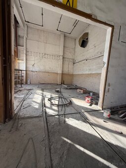 Na prenájom výrobné haly - 4320m2 / 3024m2 - Voľné ihned - 4