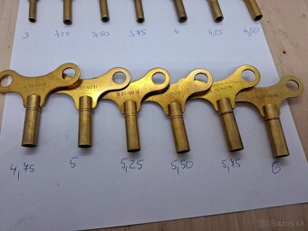 Predám klúčiky na starožitné hodiny rôzne velkosti kus 6€ - 4