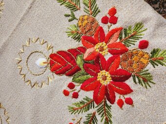 Nádherný bohato zdobený vianočný obrus s červenými sviečkami - 4