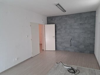 Ponúkam na predaj obchodné/kancelárske priestory v Komárne - 4