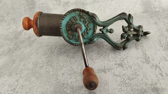 Velmi starý malý mlýnek na ořechy nebo čokoládu zn. CARMEN. - 4