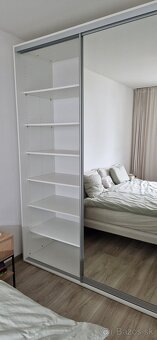 Šatníkova skriňa s posuvnými dverami a zrkadlom - 4