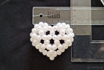 Krásny ručne šitý prívesok: srdce z korálok - 4