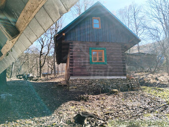 Dve drevenice na jednom pozemku v horách Javorníkov na pre - 4