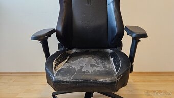 Secret Lab Titan - 4