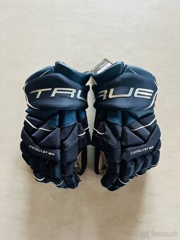 Predám hokejové rukavice True Catalyst 9X3 JR/SR nové - 4