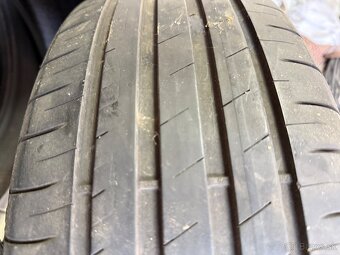 Pneu Goodyear 215/55R17 - 4