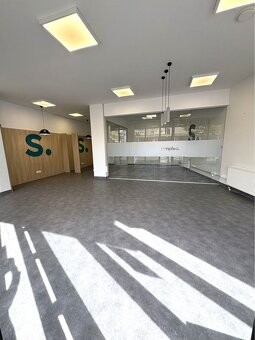 Reprezentatívny obchodný priestor v novostavbe v centre mest - 4