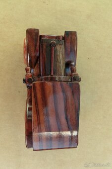 Drevený model auta. - 4