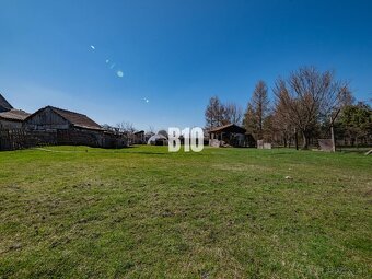 Rozľahlý pozemok s domom a lesíkom – ideálne pre hospodáreni - 4