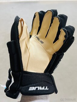 Predám hokejové rukavice True Catalyst 5X3 JR/SR nové - 4