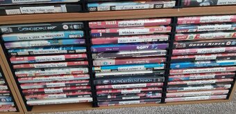 Predám 10 poličiek na DVD kazety vrátane kaziet - 4