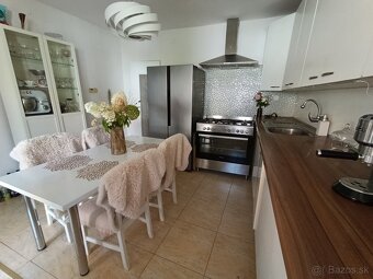 Rodinný dom na predaj s veľkým hangárom a garážou - 4