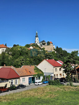 Prenájom krásny 2 izb.byt, balkón,centrum mesta,park. miesto - 4