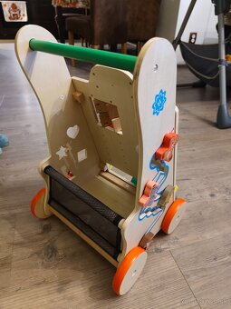 Vzdelávacie drevené chodítko pre deti - 4