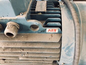 Elektromotor ABB 30kW - 1475 ot. - uloženka, s remenicou - 4