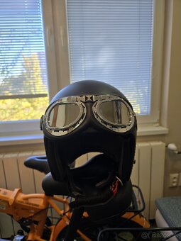 Otvorená motoprilba a okuliarmi. - 4