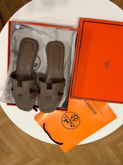 HERMES khaki šľapky v komplet balení - 4