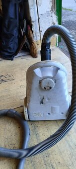 Predám vysávač ETA - 4