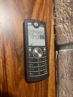 Motorola MOTOFONE F3 monochromaticky displej - 4