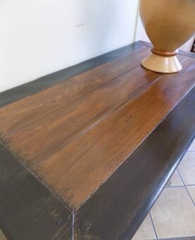 Štýlová komoda z masívu - tmavé drevo - 4