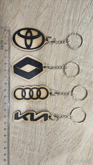 Drevené kľúčenky so značkami aut - 4