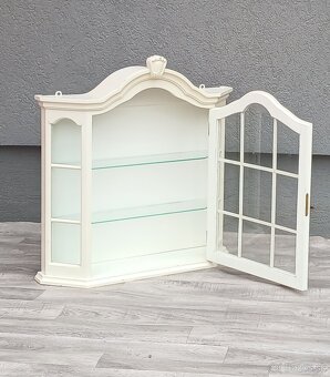 Vitrína biela nástenná. - 4