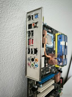 ASUS P5KC / Intel Core Q6600 / 4GB DDR2 - 4