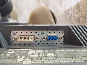 LCD Lenovo 22" 1680 x 1050 kontrast 1000:1 DVI D-SUB - 4