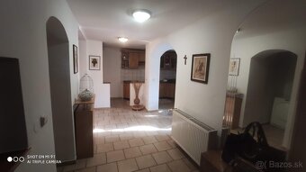 Priestranný rodinný dom v obci medzi Piešťanmi a Hlohovcom - 4