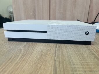 Xbox One S s dvoma ovládačmi a hrami - 4