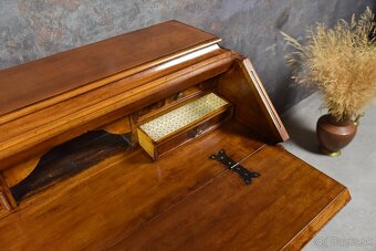 ORECHOVÝ SEKRETÁRIK – PO RENOVÁCII KOMODA - 4