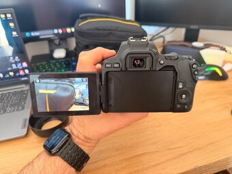 Canon EOS 250D + 2 objektívy, brašňa a SD karta - 4