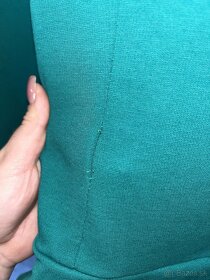 Formálne elegantné midi smaragdove šaty s volánom na zips - 4