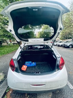 Predám auto Peugeot 208 vo výbornom stave s nízkou spotrebou - 4