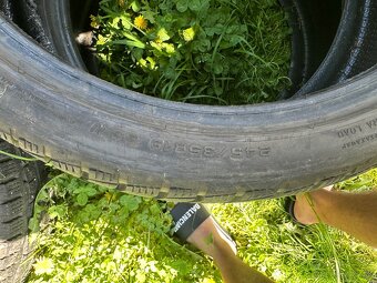 245/35r19 - 4