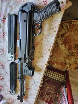 Vzduchovka-samopal MP40. - 4